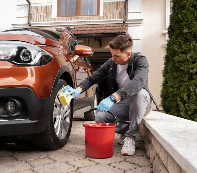 Lavage auto à domicile Thoury : professionnel intervenant sur un véhicule